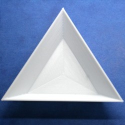 Tavita triunghiulara alba 6cm - pentru sortat margelute - 1 buc