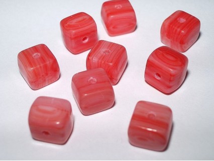 Margele sticla Cehia cub 5.50 x 5.50 x 6.20 mm culoare rosu/roz (10 buc).