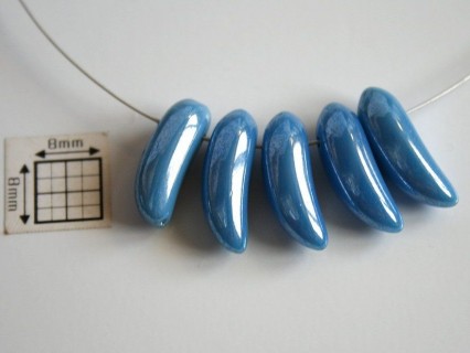 Margele sticla Cehia forma banana 17.50 x 6 mm culoare capri blue opal (2 buc).